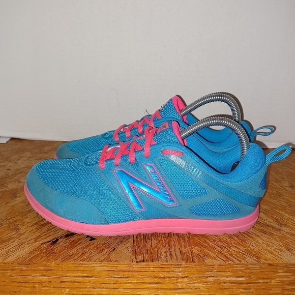 NEW BALANCE Minimus Running shoe womans size 8 Sky Blue And Pink. (67 Box 9) - Picture 2 of 10